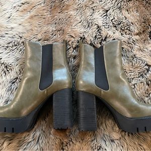 Charles by Charles David Styl Whim platform boot Size 9 color Green